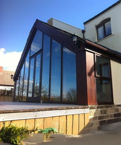 Contemporary glazed extension by Farrar Joinery